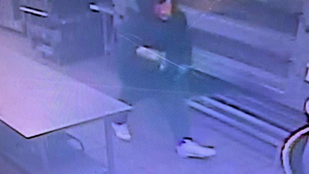Officials looking for gunman who robbed Tucson restaurant, Tased worker